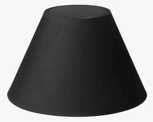 En sort, konisk lampeskærm med en glat, mat overflade. Skærmen har en bred åbning i bunden og en smallere top, designet til at sprede lyset nedad. Overfladen fremstår ensartet og uden dekoration, hvilket giver et minimalistisk og moderne udtryk.