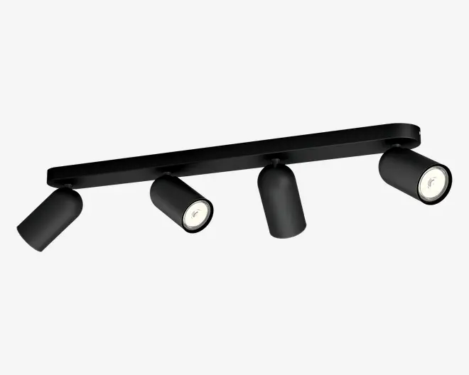 Mat sort loftlampe med fire justerbare cylindriske spothoveder, hver vinklet i forskellige retninger.