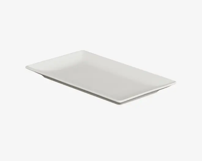 Et rektangulært, hvidt tallerken i keramik med let hævede kanter og en glat, blank overflade. Tallerkenen har et enkelt, moderne design og en flad bund, velegnet til servering af forretter, sushi eller desserter.