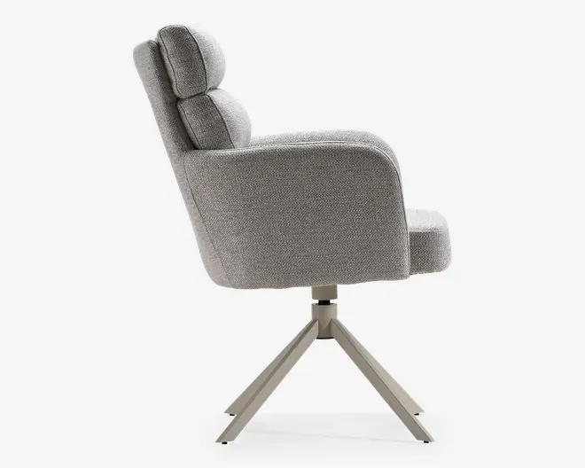 Sidevisning af en moderne stol med lysegrå tekstureret stofpolstring. Stolen har en høj ryg med to separate polstrede sektioner for ekstra komfort, og armlænene er integreret i designet. Sædet er tykt og godt polstret. Basen er en robust, firebenet metalstruktur med mat finish, designet til stabilitet og et moderne udtryk.