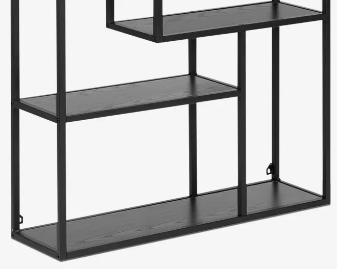 Et nærbillede af en reol med sort metalramme og tre rektangulære hylder i mørkt træ. Hylderne er placeret forskudt og asymmetrisk, hvilket giver forskellige opbevaringshøjder. Udtrykket er moderne og minimalistisk.