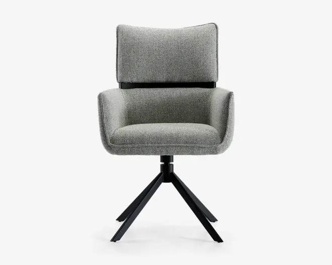Moderne stol med lysegråt polstret sæde og ryglæn, der har en let buet og polstret udformning for komfort. Stolen har armlæn, der er integreret i sædet, samt en sort metalfod med fire skråtstillede ben for stabilitet.