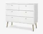 Et moderne, hvidt opbevaringsmøbel med fire skuffer: to mindre skuffer øverst og to større skuffer nedenunder. Hver skuffe har en rund knop i lyst træ. Møblet står på fire skråtstillede ben i lyst træ, hvilket giver det et udtryk i retrostil. Designet er enkelt og minimalistisk, velegnet til moderne indretning.