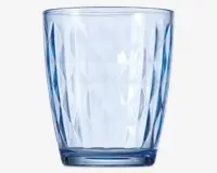 Klar glastumbler med en facetteret, diamantmønstret overflade. Glasset har en let konisk form, der er bredere øverst og smallere ved bunden, hvilket giver et behageligt greb. Facetterne skaber et tekstureret udseende og tilføjer visuel interesse, mens den tykke bund giver stabilitet.