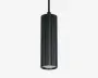 En cylindrisk pendellampe med lodrette riller og mat sort overflade. Lampens krop er aflang og har en klar linse i bunden, som giver et fokuseret nedadgående lys. Lampen hænger i en tynd, lige ledning og har et moderne, minimalistisk udtryk.