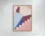 Minimalistisk kunsttryk med geometriske former i pastelfarver af blå, lyserød og bordeaux. Motivet viser en stiliseret trappe, en blokformet platform og silhuetten af en siddende kat øverst. Baggrunden har en blød farveovergang med en delvis sol eller måne i øverste højre hjørne. Trykket er indrammet i en enkel, lys træramme.