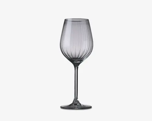 Klar glas med en høj, slank stilk og en bred, rund skål. Skålen har lodrette, teksturerede linjer, der giver et dekorativt udtryk og forbedrer grebet. Randen er glat og let udadbuet, velegnet til servering af vin. Bunden er flad og stabil, hvilket giver god balance.
