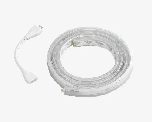 Fleksibel, gennemsigtig strip med indbyggede LED-lys, rullet sammen i en cirkelform. Inkluderer et kort, hvidt forbindelseskabel med stik i begge ender for nem tilslutning. Strimlen har synlige forbindelsespunkter og er designet til tilpassede belysningsinstallationer.