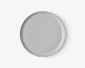 Rund tallerken med en glat, mat lysegrå overflade og en let forhøjet kant. Designet er minimalistisk og moderne uden mønstre eller dekorationer.