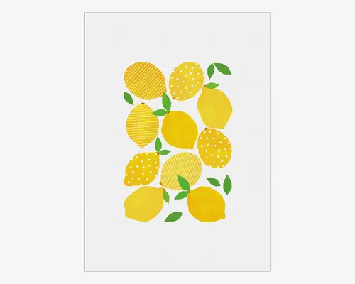 Billedet viser en legende, kunstnerisk opstilling af klare gule citroner med grønne blade på en hvid baggrund. Nogle af citronerne har dekorative mønstre som diagonale striber eller prikker, mens andre er ensfarvede gule. Det samlede design er muntert og moderne med et håndmalet udtryk.