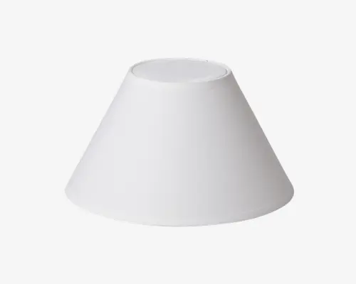 En enkel, konisk lampeskærm med en glat, mat hvid overflade. Skærmen har en bred bund, der smalner ind mod en smallere åbning i toppen, hvilket giver en jævn lysspredning. Det minimalistiske design passer til mange forskellige indretninger.