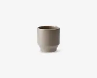 En minimalistisk, cylindrisk kop med en glat mat beige overflade. Koppen har lige sider og en let afrundet bund, uden hank eller dekorative detaljer. Det enkle design giver et moderne og elegant udtryk.