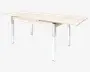 Rektangulært bord med lys træfinish og fire lige, metalben. Bordet har et udtrækkeligt design med ekstra plader i begge ender, hvilket giver mulighed for flere siddepladser. Overfladen er glat, og stilen er moderne og minimalistisk.
