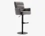 En moderne barstol med blødt, gråt polstret sæde og ryglæn, der har vandrette syninger for ekstra komfort. Stolen har armlæn og en robust sort metalfod med rund fodstøtte for støtte. Det samlede design er stilrent og moderne, velegnet til køkkenøer eller hjemmebarer.