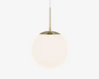En moderne pendellampe med en kugleformet, hvid glasskærm og en elegant metalhætte og stang i messingfinish. Designet er minimalistisk med rene linjer og en glat, mat overflade på globen. Messingdetaljen giver et strejf af elegance og varme til lampens udtryk.