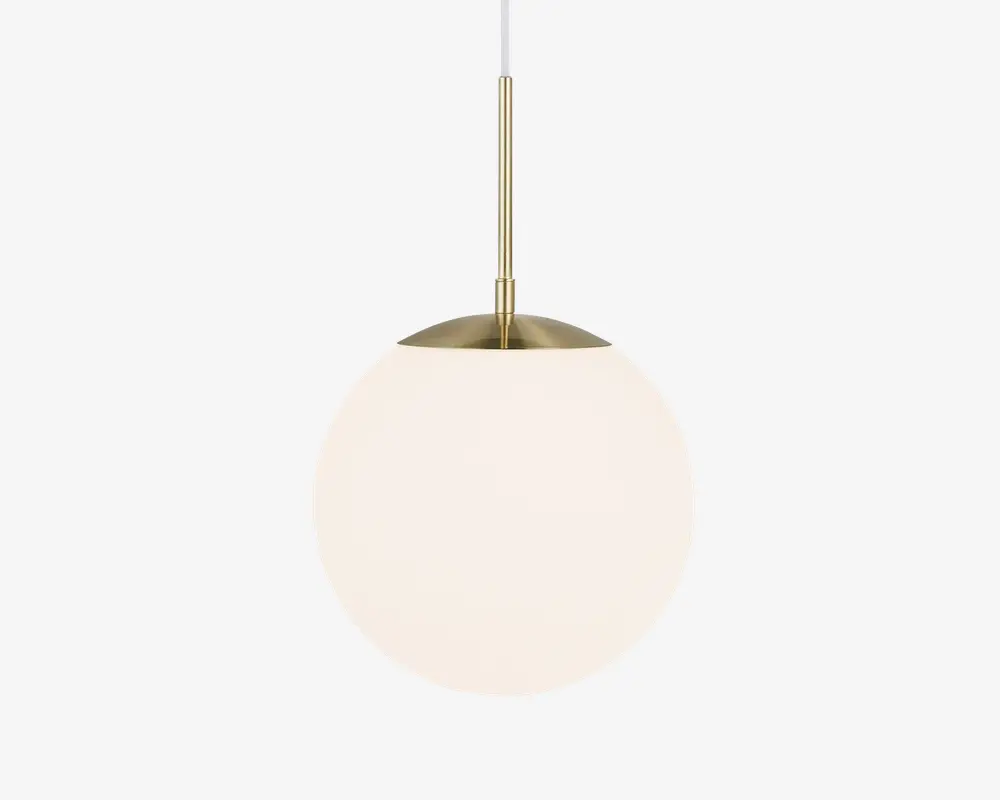 En moderne pendellampe med en kugleformet, hvid glasskærm og en elegant metalhætte og stang i messingfinish. Designet er minimalistisk med rene linjer og en glat, mat overflade på globen. Messingdetaljen giver et strejf af elegance og varme til lampens udtryk.