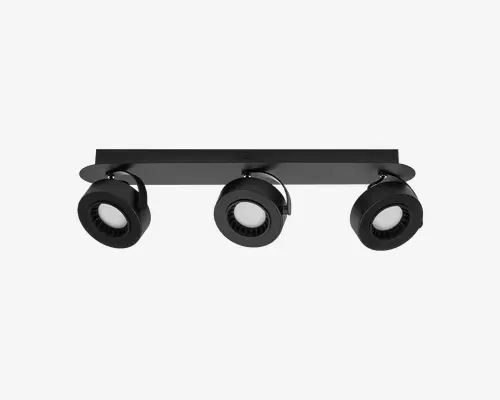 Moderne loftlampe med tre justerbare, runde spotlys monteret på en rektangulær sort metalstang. Hver spot har en mat sort finish med en hvid inderring, hvilket giver mulighed for retningsbestemt belysning. Designet er stilrent og minimalistisk, velegnet til moderne indretning.