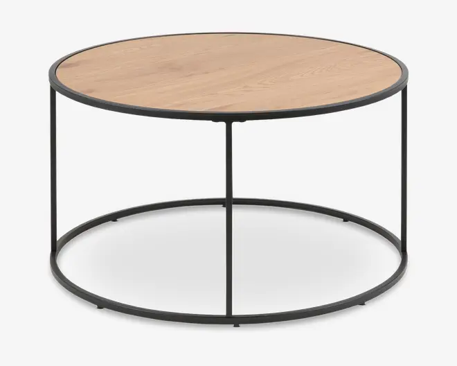 Rundt bord med en lys træbordplade og en tynd, sort metalramme. Rammen består af en cirkulær bund og fire lodrette støtter, hvilket giver bordet et minimalistisk og moderne udtryk. Træoverfladen har en glat finish med synlige åremønstre.