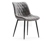 Stol med blødt polstret sæde og ryg i lysegråt stof med diamantformet quiltet mønster. Sædet har en let buet, ergonomisk form for ekstra komfort. Stolen står på fire slanke, sorte metalben, der er let udadskrånende for stabilitet og et moderne udtryk.