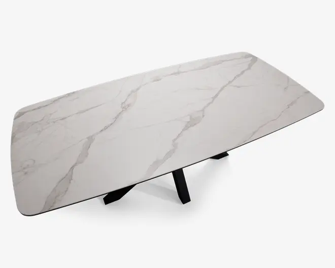 Rektangulær bordplade med en glat, blank hvid overflade og diskrete grå årer, der ligner marmor. Kanterne er let afrundede, og overfladen ser ensartet og nem at rengøre ud.