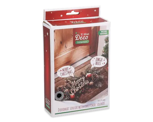 Rektangulær emballage med et festligt design i rød og hvid, dekoreret med stjerner og julemotiver. Forsiden viser et billede af en dørmåtte pyntet med kogler, røde bær og teksten 'Merry Christmas'. Kassen fremhæver, at produktet har en sensor, der afspiller julesange som 'Merry Christmas' og 'Jingle Bells', når den aktiveres. Emballagen angiver også måttens mål (ca. 30 x 71 cm) og at den er en del af X-Mas Deco Collection.
