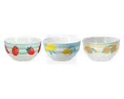Sæt med tre keramiske skåle, hver med et forskelligt frugt-tema design. Den første skål har røde jordbær med grønne blade på en baggrund af lysegrønne vandrette striber. Den anden skål viser gule citroner med grønne blade på blå og hvide vandrette striber. Den tredje skål er dekoreret med orange ferskner og grønne blade på en baggrund af gule og hvide vandrette striber. Alle skåle har en blank overflade og en rund form.