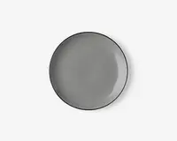 Rund tallerken med en glat, blank overflade i ensfarvet grå. Tallerkenen har en let forhøjet kant og et minimalistisk design, der passer til moderne borddækning.