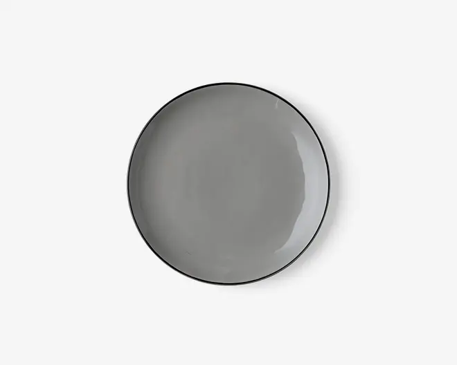 Rund tallerken med en glat, blank overflade i ensfarvet grå. Tallerkenen har en let forhøjet kant og et minimalistisk design, der passer til moderne borddækning.
