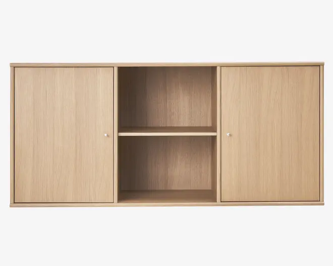 Rektangulær opbevaringsenhed i lyst egetræ med glat overflade. Den har to lukkede rum med låger i hver side, hver med en lille rund metalknop, samt en åben midtersektion opdelt af en enkelt vandret hylde, hvilket giver to åbne opbevaringsrum.