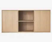 Rektangulær opbevaringsenhed i lyst egetræ med glat overflade. Den har to lukkede rum med låger i hver side, hver med en lille rund metalknop, samt en åben midtersektion opdelt af en enkelt vandret hylde, hvilket giver to åbne opbevaringsrum.