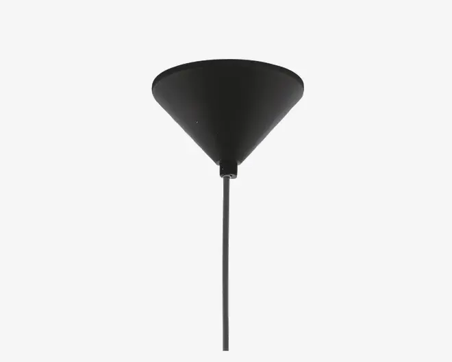 En høj, slank gulvlampe med mat sort finish. Lampen har en opadrettet, bred konisk skærm, der blødt spreder lyset. Designet er minimalistisk og moderne med en lige stang og et enkelt, rent udtryk.