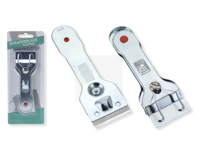 Metalskraber med fladt, rektangulært blad og ergonomisk håndtag. Håndtaget har et tekstureret grebsområde og en rød prik for nem identifikation. Bladet er fastgjort med en skrue, hvilket gør det nemt at udskifte. Billedet viser skraberen både i og uden for sin detailpakning, som er en klar plastblisterpakke med papbagside.