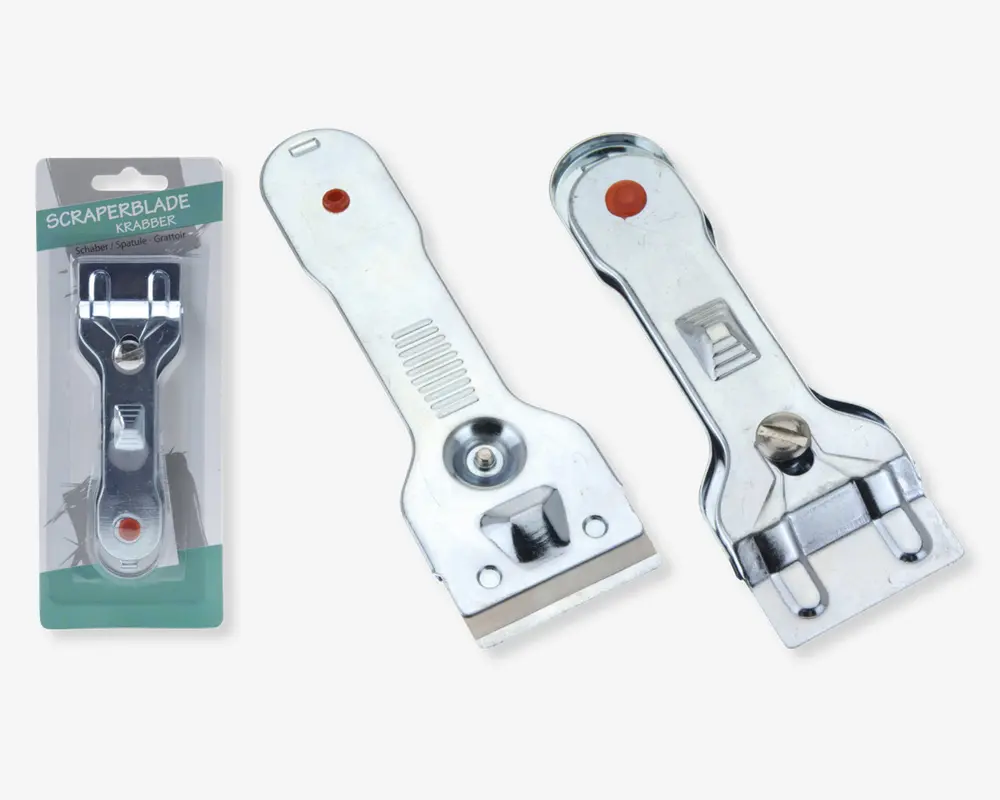 Metalskraber med fladt, rektangulært blad og ergonomisk håndtag. Håndtaget har et tekstureret grebsområde og en rød prik for nem identifikation. Bladet er fastgjort med en skrue, hvilket gør det nemt at udskifte. Billedet viser skraberen både i og uden for sin detailpakning, som er en klar plastblisterpakke med papbagside.
