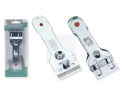 Metalskraber med fladt, rektangulært blad og ergonomisk håndtag. Håndtaget har et tekstureret grebsområde og en rød prik for nem identifikation. Bladet er fastgjort med en skrue, hvilket gør det nemt at udskifte. Billedet viser skraberen både i og uden for sin detailpakning, som er en klar plastblisterpakke med papbagside.