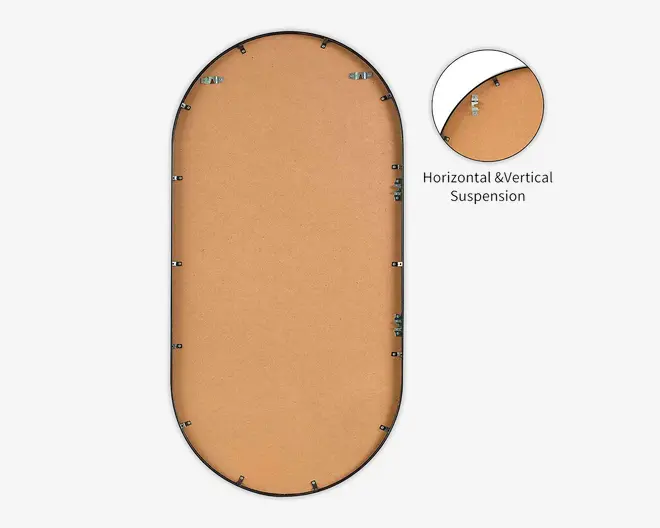 Billedet viser bagsiden af en oval genstand med en glat, lysebrun overflade, sandsynligvis lavet af MDF eller lignende materiale. Omkredsen er omgivet af en tynd sort ramme. Flere metalclips og ophængsbeslag er jævnt fordelt langs kanten, hvilket muliggør sikker vægmontering. Et cirkulært udsnit fremhæver detaljen med ekstern skruefastgørelse, der viser, hvordan beslaget er fastgjort til rammen for ekstra stabilitet.