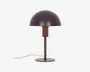 En bordlampe med et moderne, minimalistisk design og en kuppelformet skærm i mat brun finish. Lampen har en slank, cylindrisk stang og en rund, flad fod, begge i samme farve som skærmen. Strømkablet er synligt og går ud fra lampens fod. Lampen har et stilrent og nutidigt udtryk, der passer godt til skriveborde eller natborde.