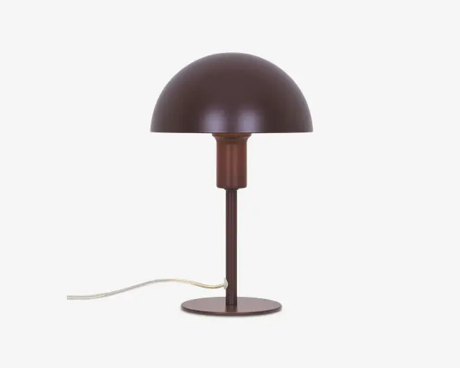 En bordlampe med et moderne, minimalistisk design og en kuppelformet skærm i mat brun finish. Lampen har en slank, cylindrisk stang og en rund, flad fod, begge i samme farve som skærmen. Strømkablet er synligt og går ud fra lampens fod. Lampen har et stilrent og nutidigt udtryk, der passer godt til skriveborde eller natborde.