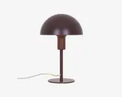 En bordlampe med et moderne, minimalistisk design og en kuppelformet skærm i mat brun finish. Lampen har en slank, cylindrisk stang og en rund, flad fod, begge i samme farve som skærmen. Strømkablet er synligt og går ud fra lampens fod. Lampen har et stilrent og nutidigt udtryk, der passer godt til skriveborde eller natborde.