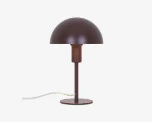 En bordlampe med et moderne, minimalistisk design og en kuppelformet skærm i mat brun finish. Lampen har en slank, cylindrisk stang og en rund, flad fod, begge i samme farve som skærmen. Strømkablet er synligt og går ud fra lampens fod. Lampen har et stilrent og nutidigt udtryk, der passer godt til skriveborde eller natborde.