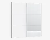 Et moderne, rektangulært garderobeskab med to skydedøre. Venstre dør har en glat, mat hvid overflade opdelt i tre vandrette paneler, mens højre dør har et spejl i fuld længde, også opdelt i tre vandrette sektioner. Skabet har et rent, minimalistisk design med slanke, lodrette greb langs dørenes kanter.