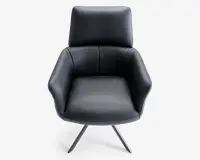 En moderne stol med høj ryg og armlæn, polstret med glat sort læder. Sædet er bredt og polstret for komfort, og stolen står på en solid, firebenet metalbase med mat sort finish. Designet er slankt og minimalistisk, velegnet til kontor eller hjem.