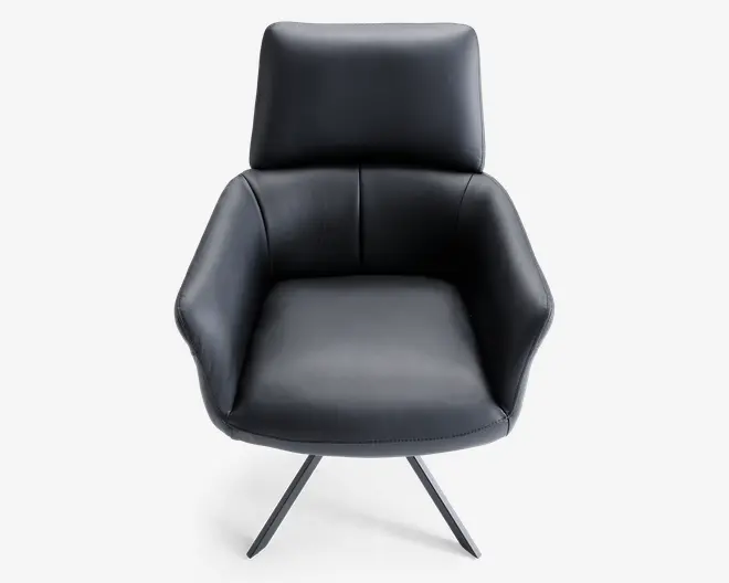 En moderne stol med høj ryg og armlæn, polstret med glat sort læder. Sædet er bredt og polstret for komfort, og stolen står på en solid, firebenet metalbase med mat sort finish. Designet er slankt og minimalistisk, velegnet til kontor eller hjem.