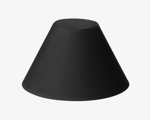 Sort lampeskærm med klassisk konisk form, bred bund og smal top. Overfladen er glat og mat, hvilket giver et moderne og minimalistisk udtryk, der passer til forskellige lampestativer og indretningsstile.