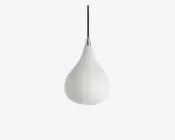 En pendellampe med en glat, mat hvid skærm formet som en dråbe. Lampen har et stilrent, moderne design med en metalaccent øverst, hvor skærmen møder ledningen. Ledningen er tynd og sølvfarvet, hvilket understreger det minimalistiske udtryk.