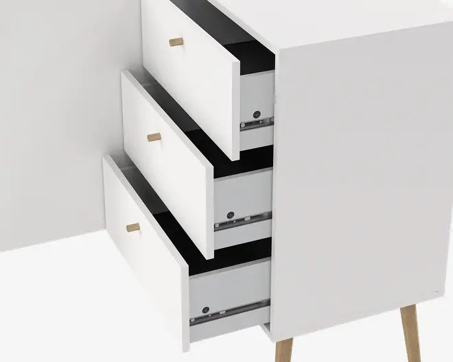 Nærbillede af et hvidt skab med tre skuffer, som alle er delvist åbne. Skufferne har enkle, rektangulære fronter med små, runde knopper i lyst træ. Skabet står på skrå, træben, og skuffernes indersider samt metalskinnerne til udtræk er synlige, hvilket giver nem og glidende åbning og lukning.