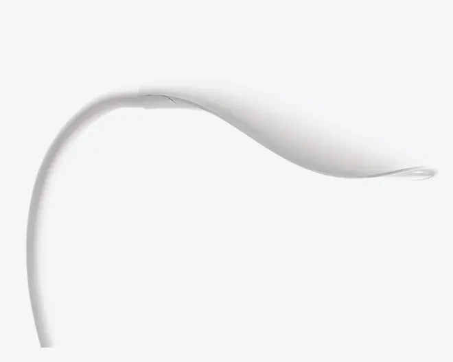 Elegant, moderne skrivebordslampe med en glat, buet arm og et slankt, aflangt lampehoved. Lampen har en mat hvid finish, hvilket giver et minimalistisk og nutidigt udtryk. Den fleksible hals gør det muligt at justere lysretningen, og lampehovedet er designet til at give bred og jævn belysning.