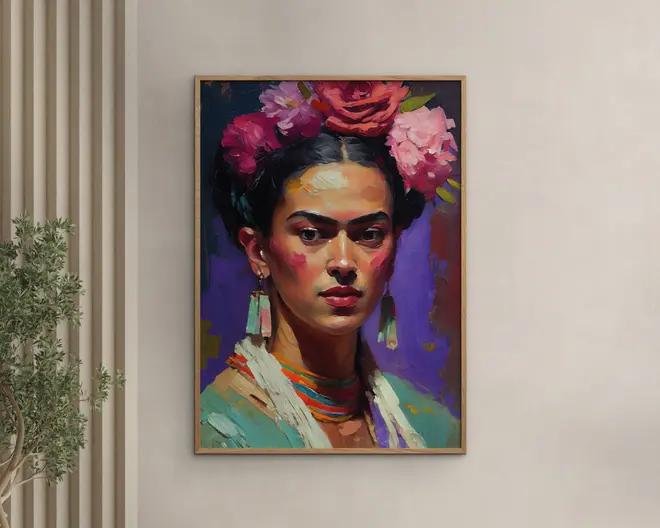 Indrammet vægkunst med et levende, farverigt portræt og en markant lilla baggrund. Motivet har store lyserøde og røde blomster i det mørke hår, bærer turkise og røde perlehalskæder samt lange, rektangulære turkise øreringe. Tøjet er malet i grønne, hvide og orange nuancer, hvilket giver værket et livligt og kunstnerisk udtryk. Rammen er enkel og tynd i træ.