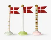 Sæt med tre dekorative flagstænger, hver med et rødt flag med hvidt skandinavisk kors. Flagstængerne er lavet af keramik og har forskellige designs: én med gyldne vandrette striber og hvid fod, én med små grønne prikker og lysegrøn fod, og én med skiftevis gyldne og hvide striber samt lyserød fod. Alle flagstænger har en gylden kugle på toppen.