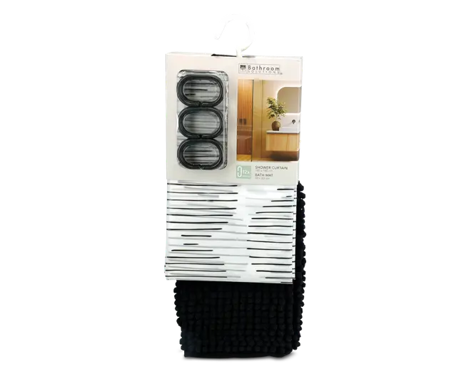 Sættet indeholder et badeforhæng med et moderne sort-hvidt linjemønster, tolv sorte ovale gardinringe og en sort bademåtte med tekstur. Badeforhænget ser ud til at være lavet af let stof, og bademåtten har en blød, nopret overflade for ekstra komfort og skridsikkerhed.
