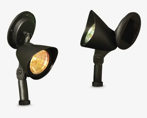 Sæt med to udendørs spotlights i mat sort finish. Hver lampe har et konisk lampehus og et justerbart monteringsbeslag, så lyset kan rettes i ønsket retning. Frontlinsen er tekstureret for at give et diffust lys. Den ene lampe lyser med et varmt gult skær, mens den anden er slukket og viser et solpanel på toppen, hvilket gør dem energieffektive og trådløse. Velegnet til belysning af have eller sti.
